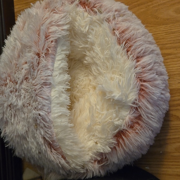 Small fluffy pink dog bed - Picture 1 of 3